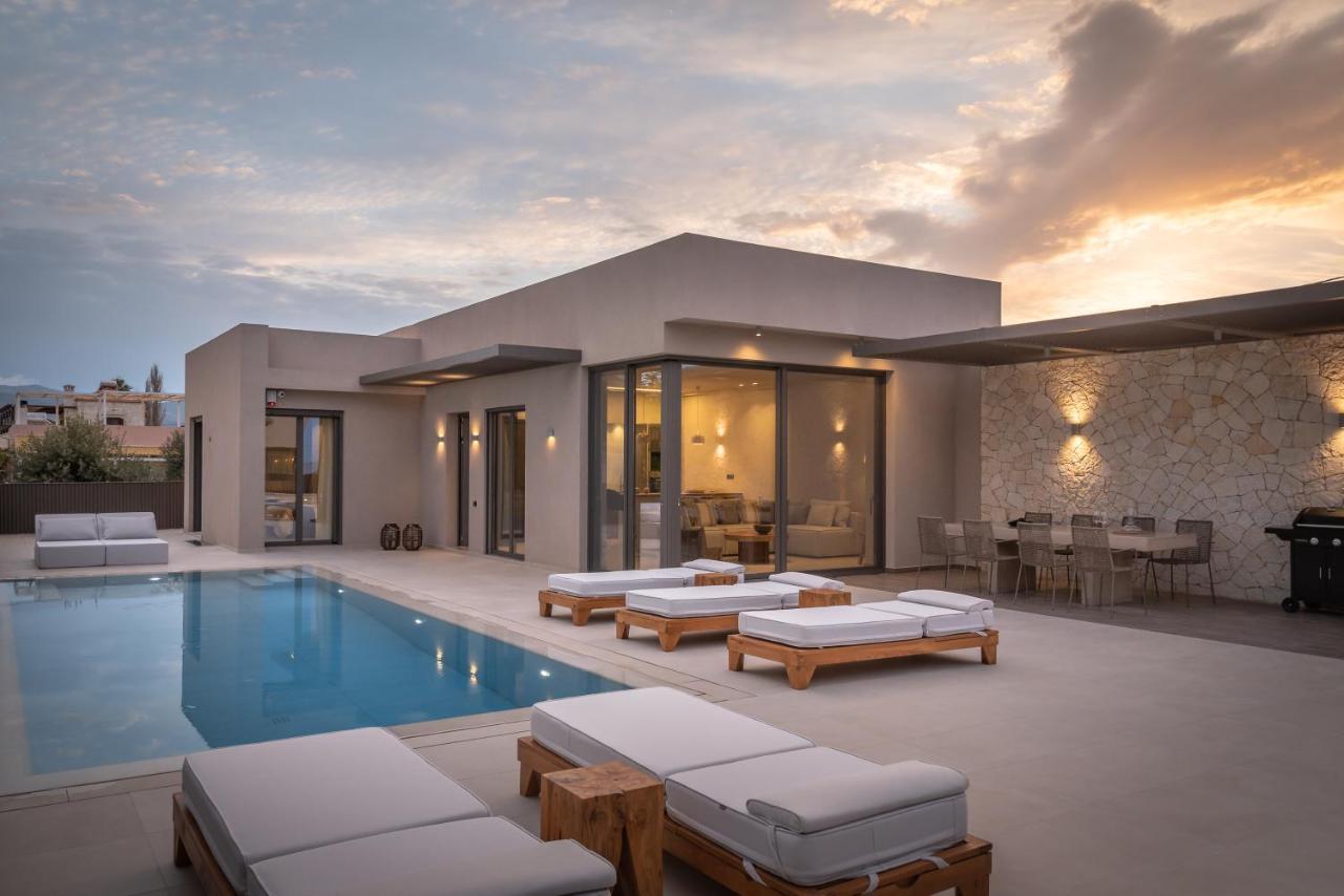 Athina Luxury Villa, With Pool & Walk To The Beach, By Thinkvilla 干尼亞 外观 照片