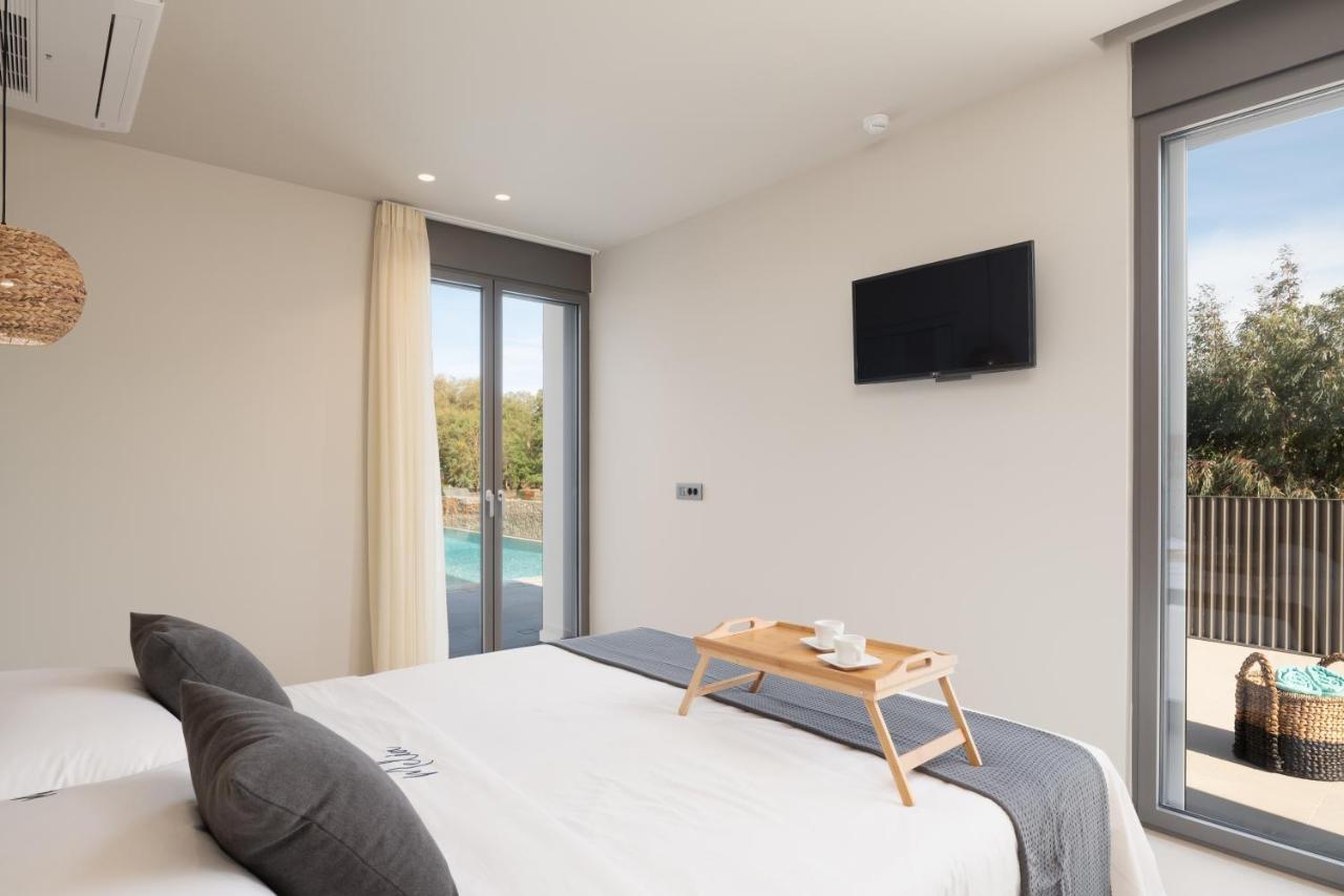 Athina Luxury Villa, With Pool & Walk To The Beach, By Thinkvilla 干尼亞 外观 照片